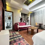 Hotell The New Season